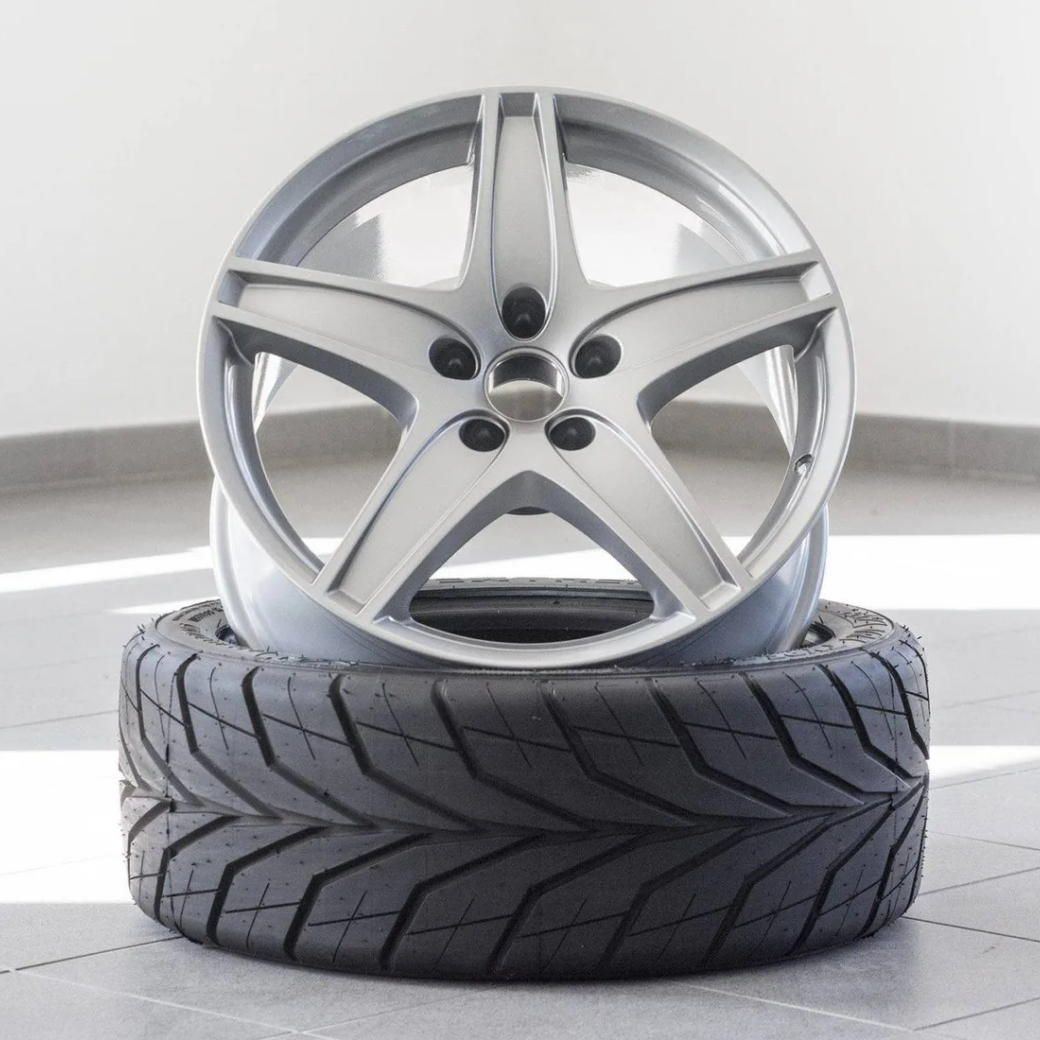 Stříbrná Audi Speedline — foto 