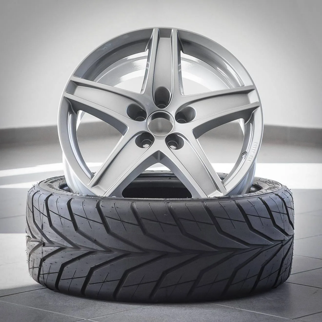 Stříbrná Audi Speedline — foto 