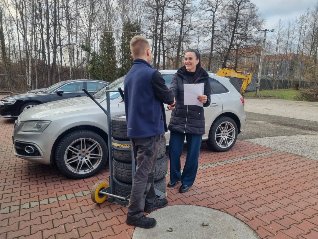 Osobiste przekazanie zregenerowanych felg aluminiowych klientowi