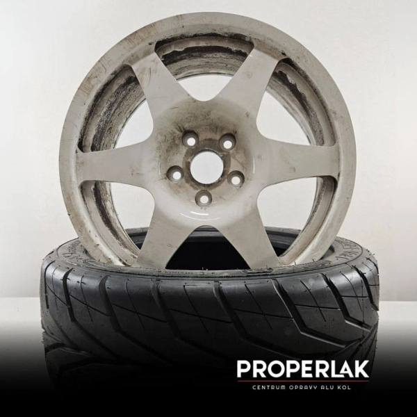 18" Toyota - Bílý lesk – felújítás előtt