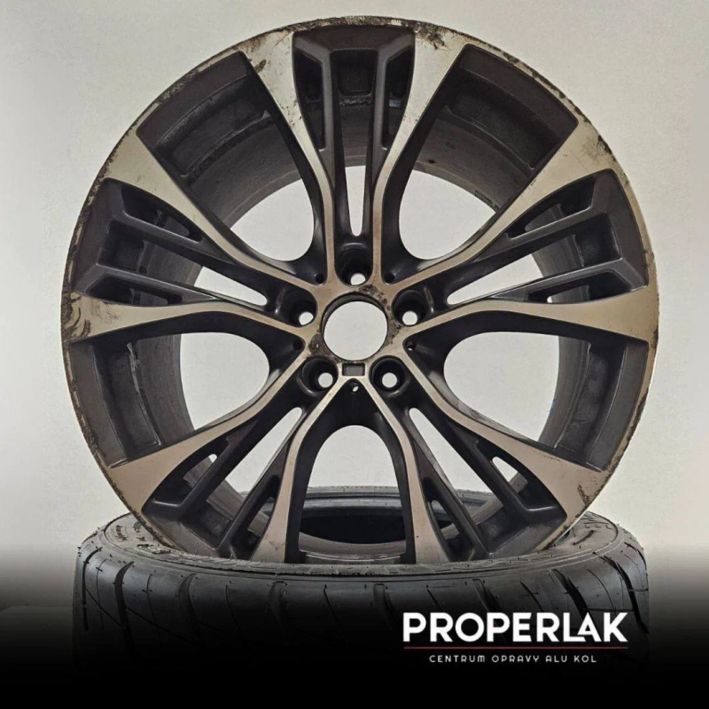 21" BMW - Černý lesk + CNC – před renovací