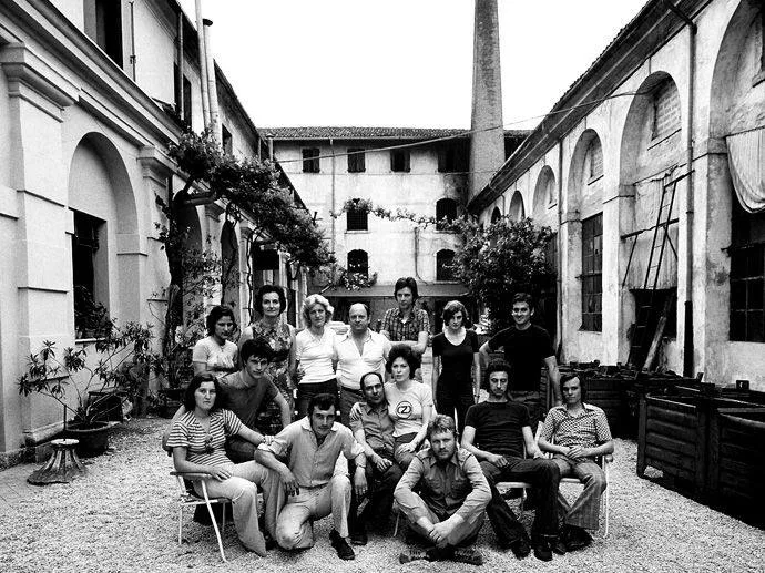 Dobová černobílá fotografie zaměstnanců OZ na dvoře italské továrny